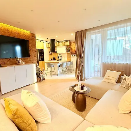 Lux Boutique 2 Bdr Right Next Gondola Lift