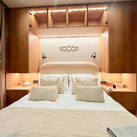 Lux Boutique 2 Bdr Right Next Gondola Lift